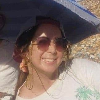 Repórter de celebridades, Stephanie Soteriou, em evento de moda. Reprodução: BuzzFeed