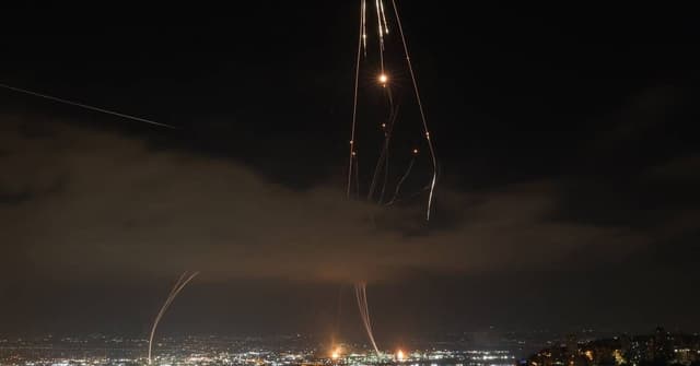 Donald Trump anuncia cessar-fogo histórico entre Israel e Irã, gerando reações internacionais. Reprodução: Veja.