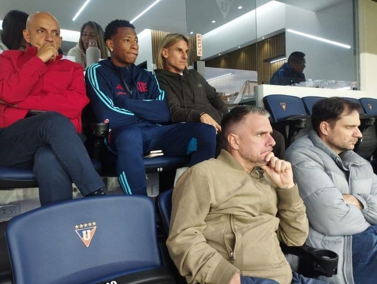 Atacante cortado assiste jogo da Libertadores em camarote ao lado do treinador do Equador. Reprodução: Globo