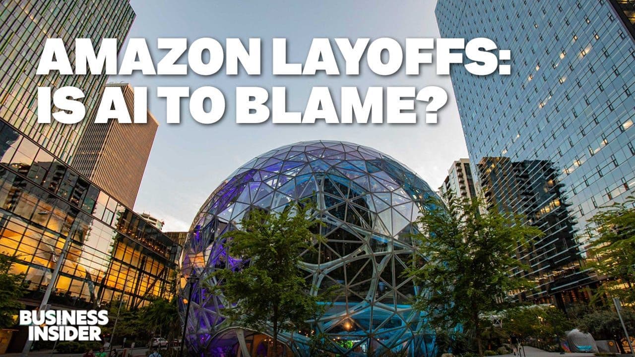 Amazon Layoffs: Is AI to Blame em frente à sede da Amazon. Reprodução: Retorno do item 11