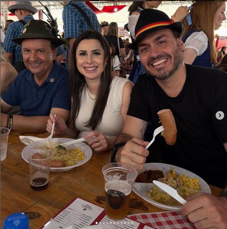 Candidatos ao Senado de Santa Catarina aparecem juntos em Blumenau durante Oktoberfest. Legenda da imagem. Reprodução: Retorno do item 11