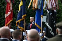 Trump ameaça repressão à mídia e a oponentes; aliados defendem medidas contra desinformação, enquanto ele diz odiar o discurso crítico. Legenda da imagem. Reprodução: Retorno do item 11