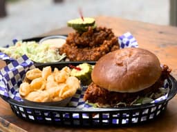 Royals Hot Chicken, famosa por seu sanduíche apimentado, é parada obrigatória em Louisville. Reprodução: Business Insider