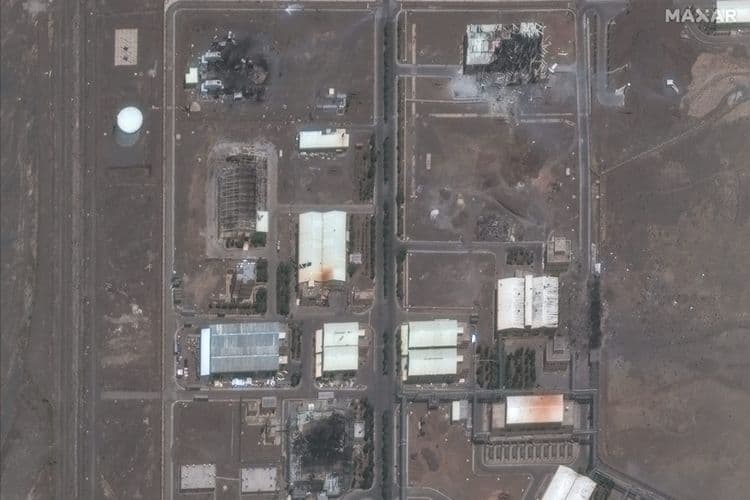Imagem mostra danos significativos no complexo nuclear de Natanz, após ataques aéreos de Israel. Reprodução: Business Insider