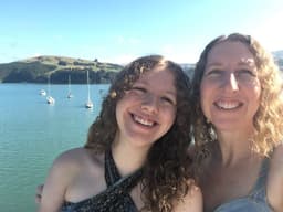 A autora e sua filha desfrutam de momentos especiais durante uma viagem mãe e filha. Reprodução: Business Insider
