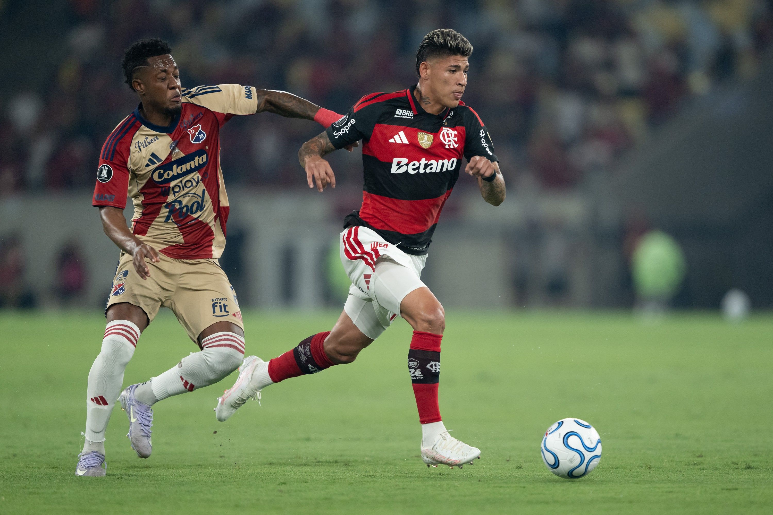 Carrascal erra gol inacreditável na vitória do Flamengo sobre o Medellín. Reprodução: Ge