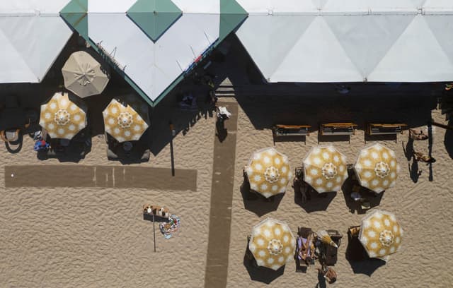 Quiosques de Ipanema são alvo de ação do MPF por ocupação irregular da faixa de areia. Reprodução: Globo