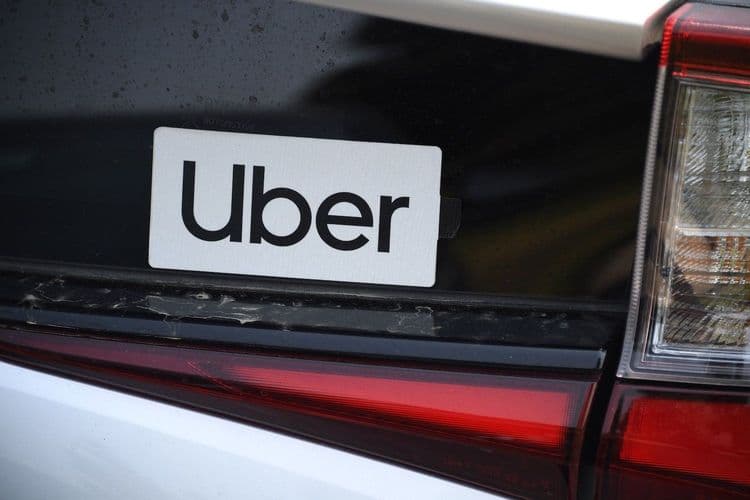 Protesto de motoristas de aplicativos contra o serviço de transporte da Uber em Los Angeles.; Reprodução: Gizmodo