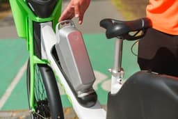 Lime firmou parceria com a Redwood Materials para reciclagem de baterias de patinetes e bicicletas elétricas. Reprodução: TechCrunch