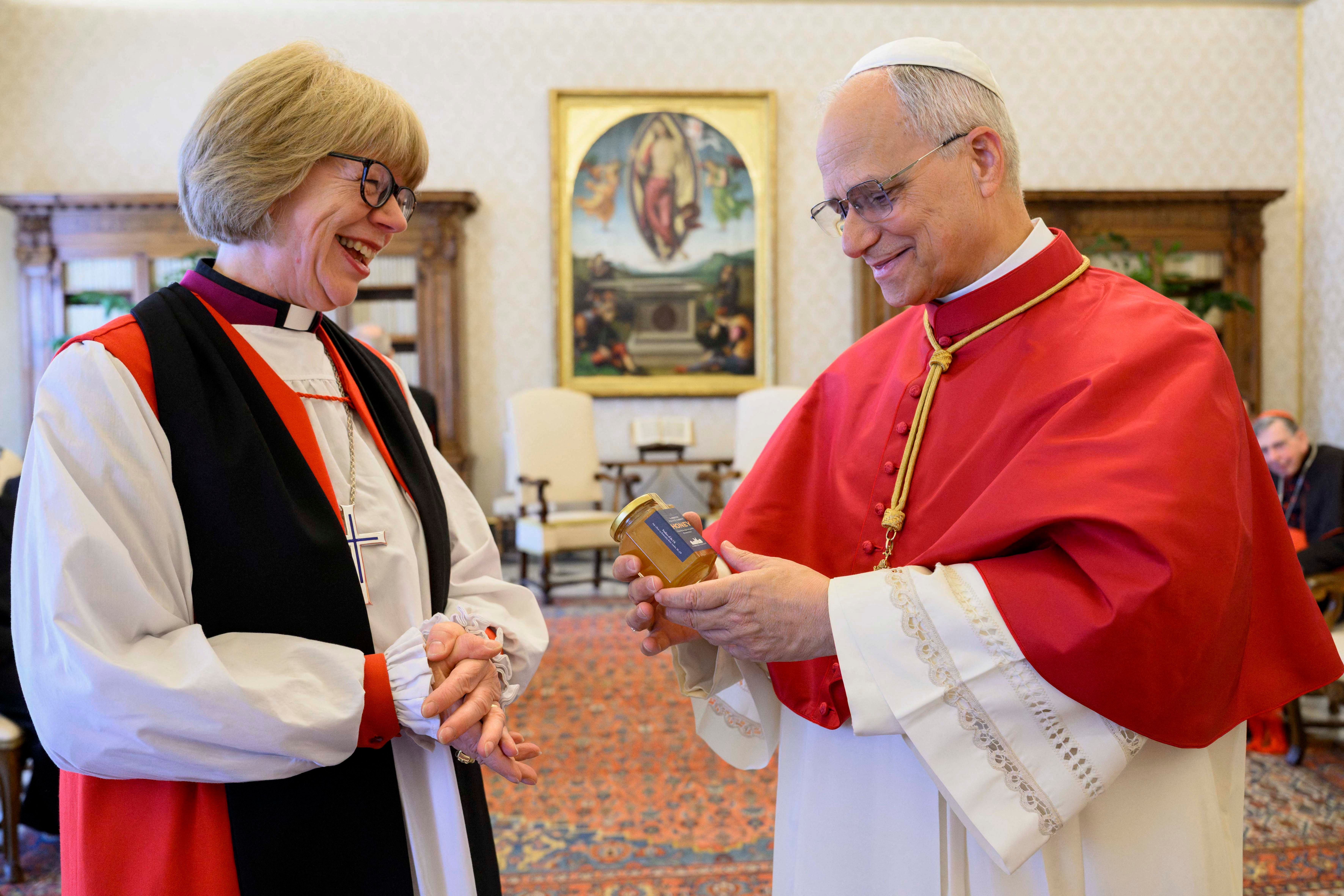 No Vaticano, Papa recebe a primeira mulher a comandar a Igreja Anglicana e apela à unidade pela paz