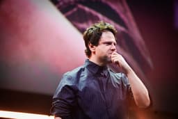 Selton Mello emociona-se ao ser homenageado na CCXP25, mencionando Anaconda. Reprodução: Gshow