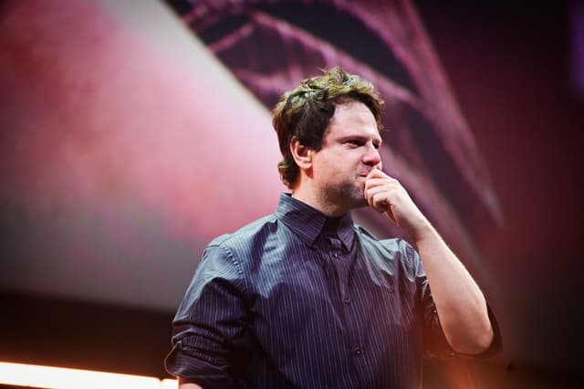 Selton Mello emociona-se ao ser homenageado na CCXP25, mencionando Anaconda. Reprodução: Gshow