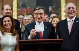 Mike Johnson anuncia a aprovação do H.R. 1, que pode afetar 17 milhões sem seguro saúde. Reprodução: Gizmodo