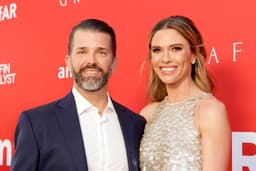 Donald Trump Jr. e Bettina Anderson compartilham momento no Gala amfAR em Palm Beach. Reprodução: Business Insider