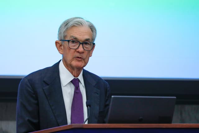 Jerome Powell discute a independência do Fed durante conferência em Washington. Legenda da imagem. Reprodução: Business Insider