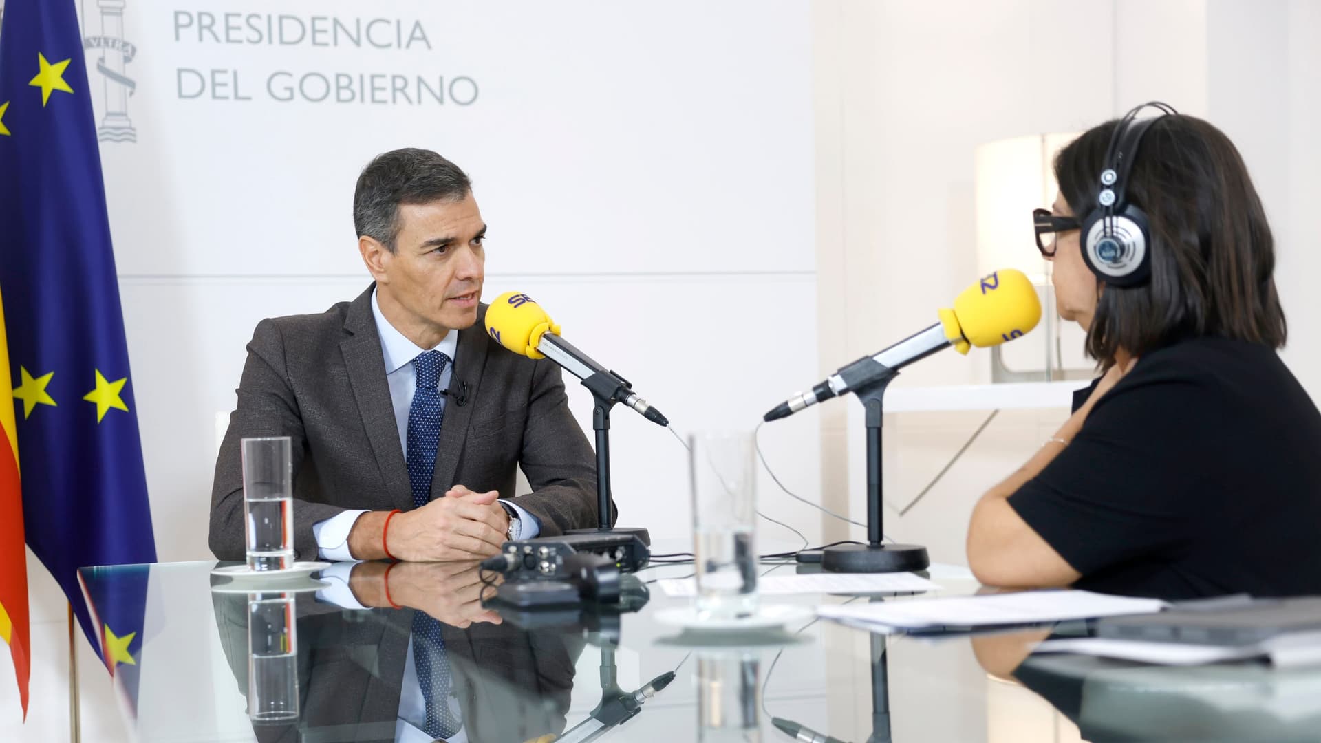 Pedro Sánchez é entrevistado por Àngels Barceló no Palácio da Moncloa, no programa Hoy por Hoy. Reprodução: Retorno do item 11