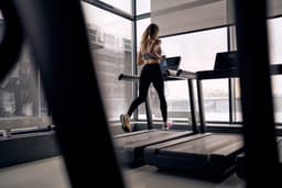 Mulher se exercitando na academia, reforçando a importância do exercício para a saúde do coração. Reprodução: Business Insider