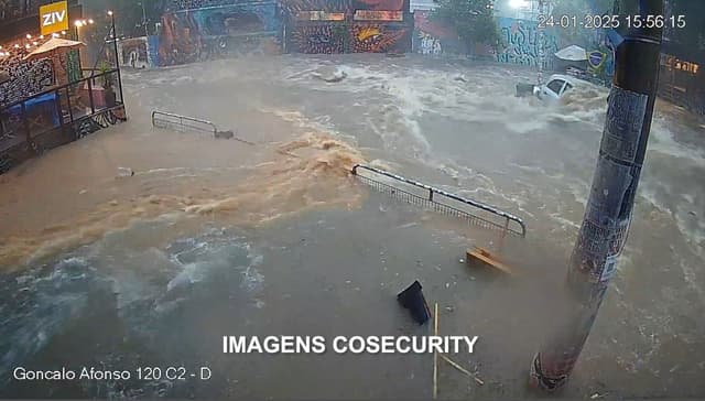Chuva causa tragédia no Beco do Batman em SP