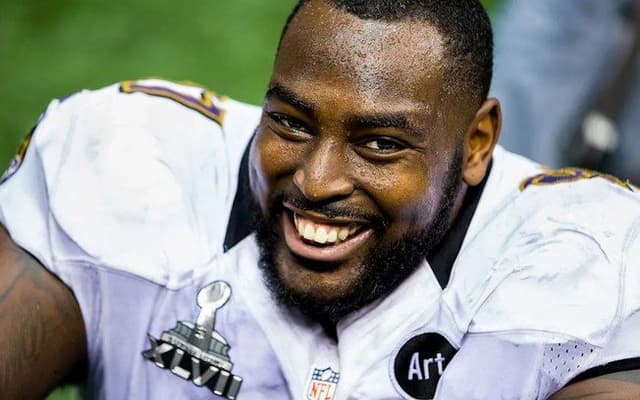 Arthur Jones, irmão de Jon Jones, morre; ex-jogador do Ravens lembrado pela equipe. Legenda da imagem. Reprodução: Retorno do item 11