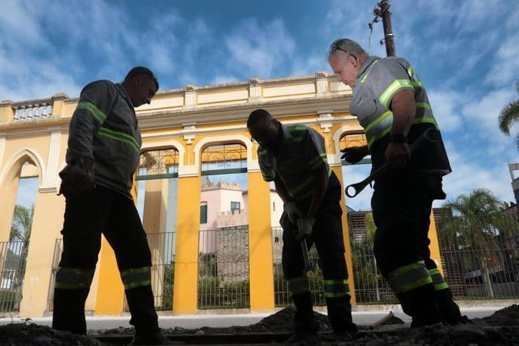 Manutenção nos trilhos da Linha Turística de Santos ampliará circuito de passeios. Reprodução: Globo