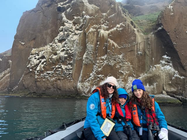 Mãe com filhos em barco na Islândia: viagem em família durante expedição. Legenda da imagem. Reprodução: Business Insider - Jamie Davis Smith