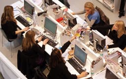 Funcionários enfrentam dilemas entre retornar ao escritório ou manter seus empregos.; Legenda da imagem. Reprodução: Business Insider
