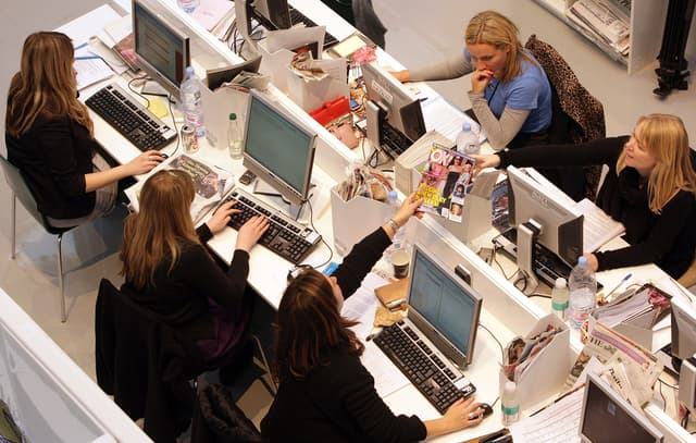 Funcionários enfrentam dilemas entre retornar ao escritório ou manter seus empregos.; Legenda da imagem. Reprodução: Business Insider