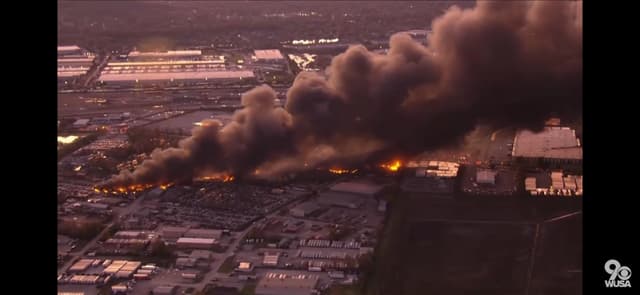 Avião cargueiro MD-11 da UPS cai em Louisville, provocando grande incêndio e fumaça. Legenda da imagem. Reprodução: Retorno do item 11