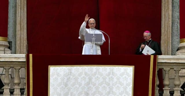 Papa Leão XIV faz apelo à paz durante sua primeira oração dominical na Praça São Pedro. Reprodução: Veja