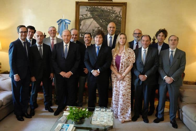 Javier Milei se reúne com empresários espanhóis em busca de investimentos para a Argentina. Reprodução: El País