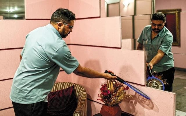 Raquete elétrica na portaria combate mosquitos em edifício no Flamengo. Legenda da imagem. Reprodução: Retorno do item 11