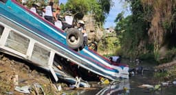 Tragédia em Guatemala: ônibus cai de ponte e mata 51