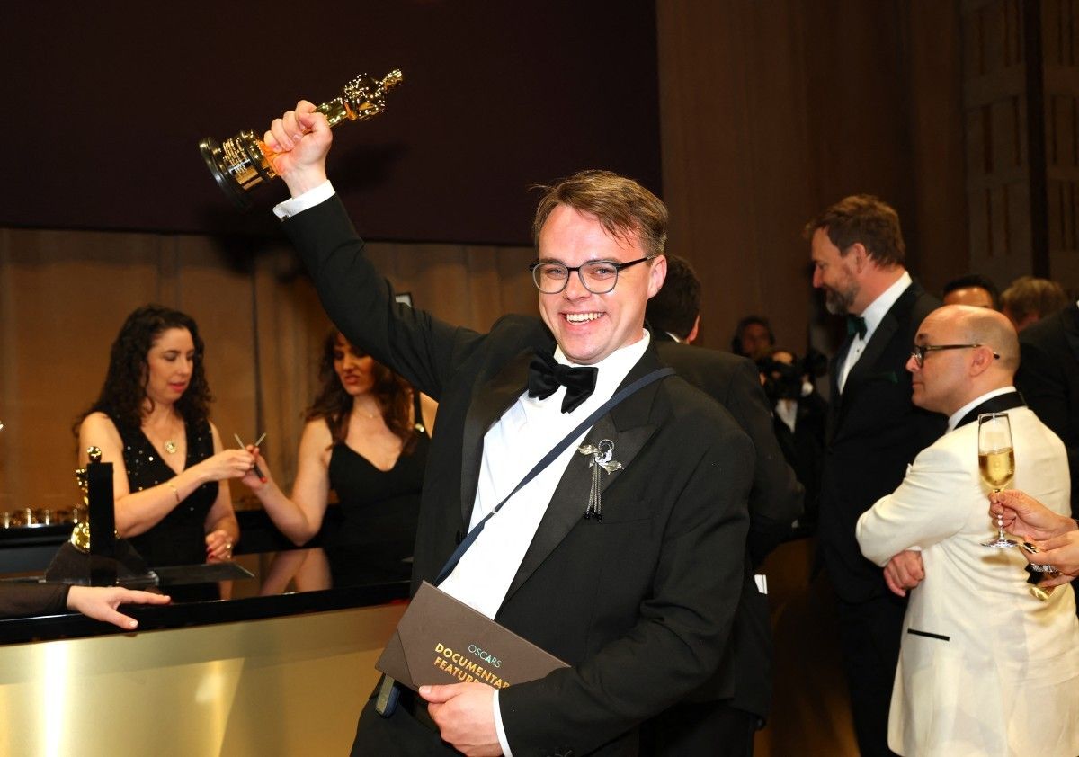 Codiretor Pavel Talankin celebra com a estatueta do Oscar após sua recuperação na Alemanha.