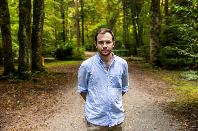 Ucraniano Ostap visita a tumba de Stepan Bandera no cemitério Waldfriedhof, Munique. Legenda da imagem. Reprodução: Retorno do item 11