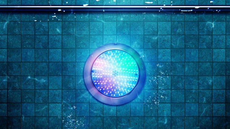 Luzes LED sumergíveis coloridas para decoração de piscinas no verão. Reprodução: EL PAÍS