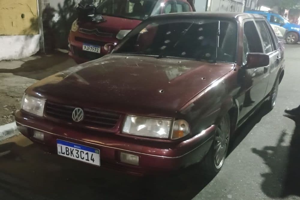 Marcas de disparos no carro onde Thiago Torres Fernandes foi encontrado morto em Niterói. Reprodução: Globo