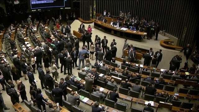 Câmara dos Deputados em sessão; governo sofre derrota na MP, Centrão vota contra interesses do Planalto. Reprodução: Retorno do item 11