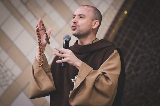 Fiéis rezam de madrugada na quaresma de São Miguel Arcanjo, liderados pelo Frei Gilson. Reprodução: g1