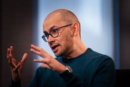 Demis Hassabis, CEO da DeepMind, fala sobre a fusão dos modelos de IA Gemini e Veo. Reprodução: TechCrunch