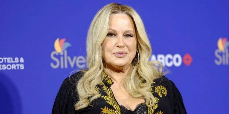 Imagem de mulher expressando opinião em contexto de debate. Reprodução: BuzzFeed