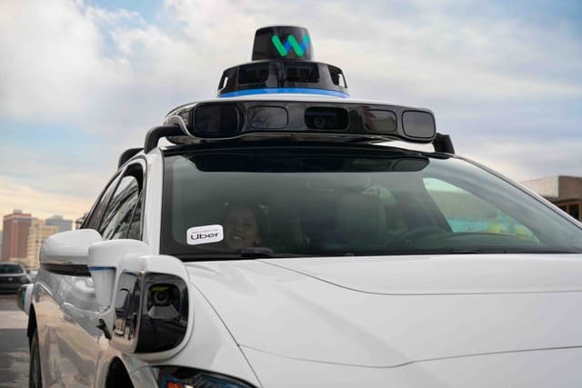 Clientes em Atlanta se inscrevem para utilizar o robô-táxi da Waymo. Reprodução: TechCrunch