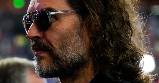 Russell Brand deve comparecer ao tribunal de Londres por acusações de agressão sexual.; Reprodução: Reuters