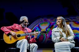 Gilberto Gil recebe sua filha e cantora Preta Gil no último dia da turnê Tempo Rei, realizado no Allianz Parque em São Paulo. Legenda da imagem. Reprodução: Retorno do item 11