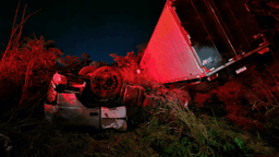 Carreta capota na BR-135 em Joaquim Felício, resultando na morte do motorista. Reprodução: Globo