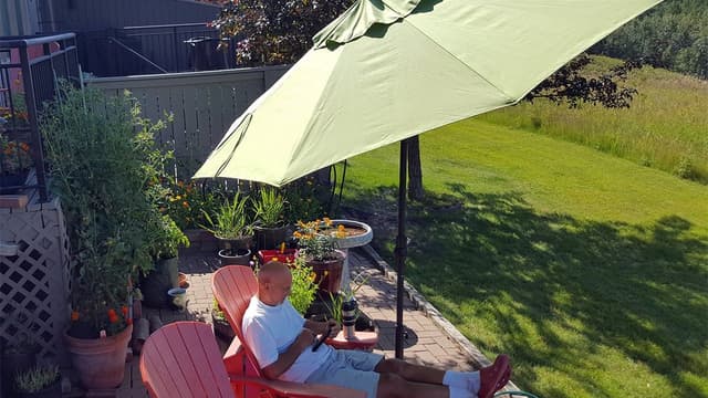 Aproveite o verão com proteção contra o sol em ambientes ao ar livre. Legenda da imagem. Reprodução: El País