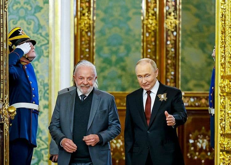 Lula participa do desfile militar na Rússia, celebrando 80 anos do fim da Segunda Guerra. Reprodução: Globo