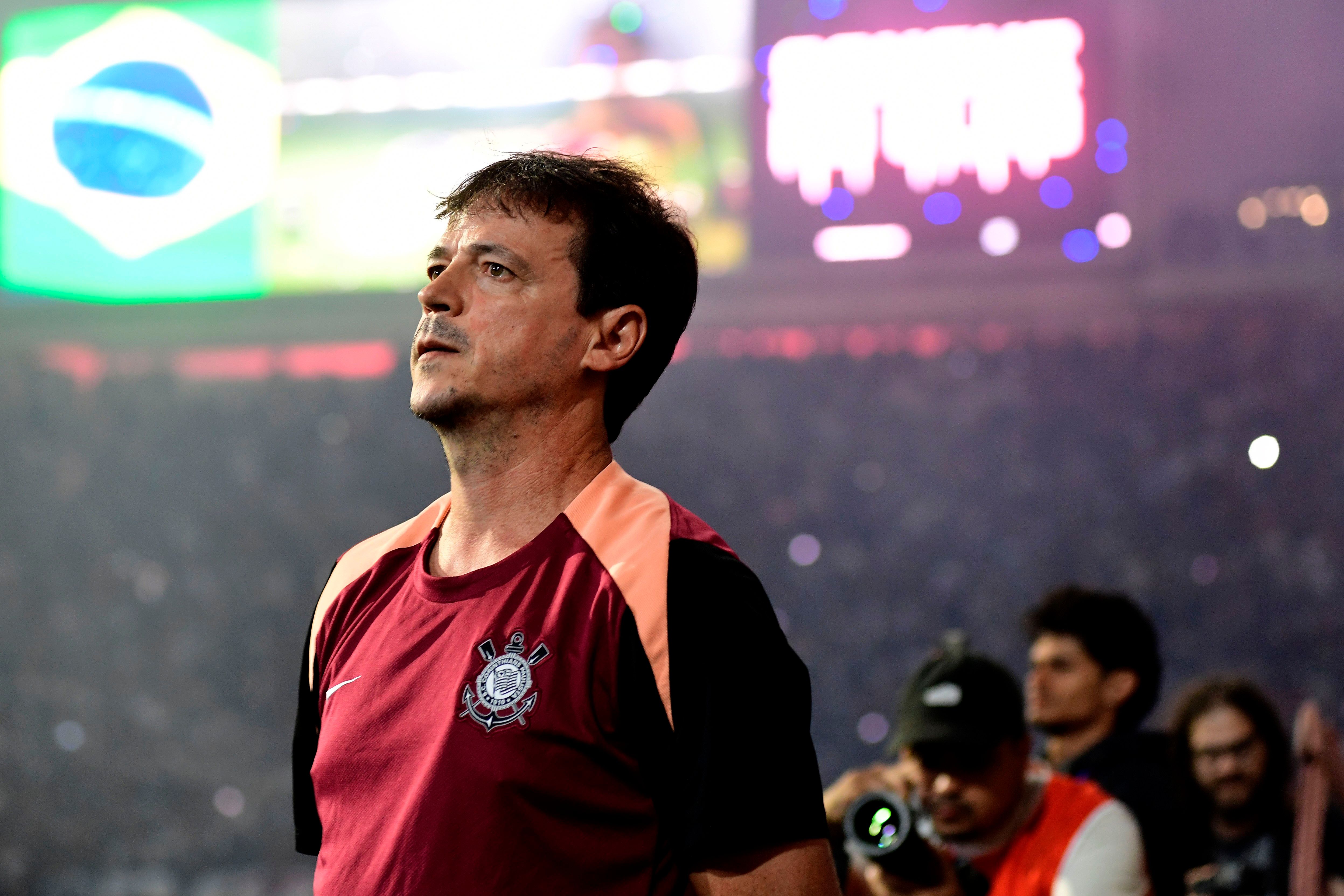 Diniz celebra espírito de luta do Corinthians no Dérbi, com time e torcida no mesmo tom.. Reprodução: Ge