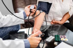 Nova diretriz reclassifica 12x8 como pré-hipertensão; reforça adesão e mudanças de hábitos no controle da pressão. Legenda da imagem. Reprodução: Retorno do item 11