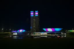Congresso Nacional é iluminado em homenagem à comunidade trans