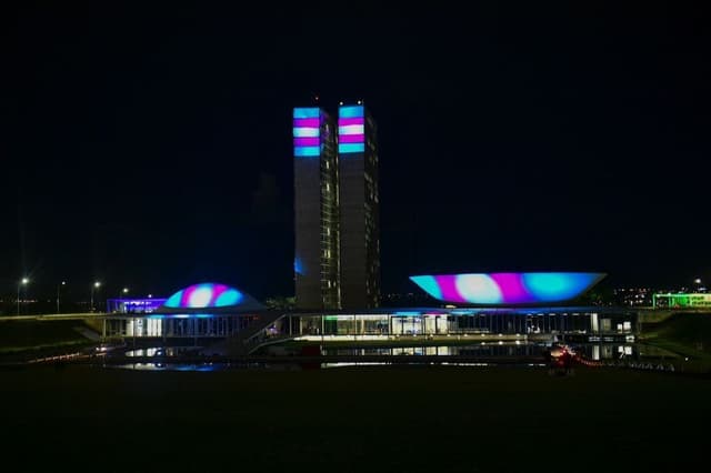 Congresso Nacional é iluminado em homenagem à comunidade trans